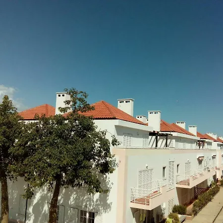Holiday Rua Miguel Corte Real Prázdninový dům *